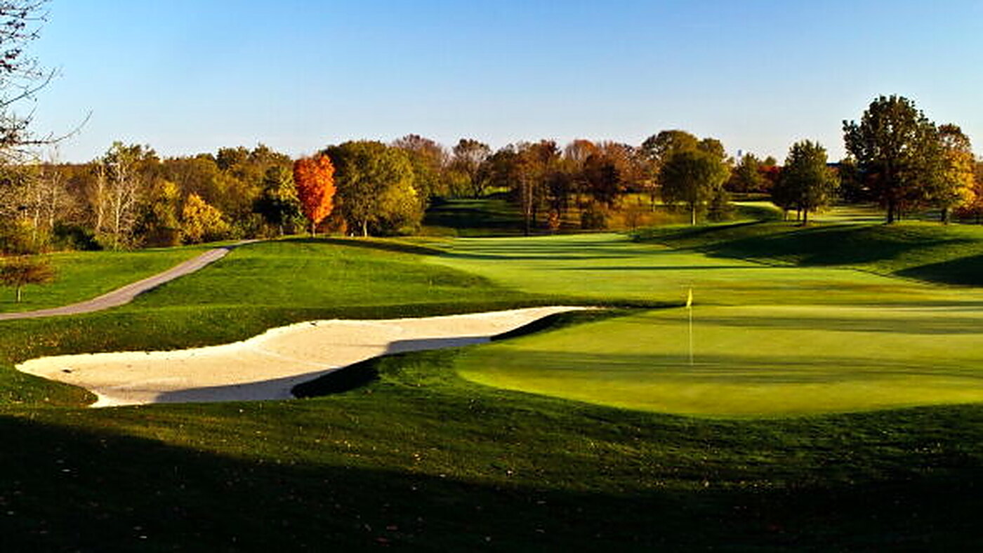 Greenside bunker and flag at Jasper Hills in the fall